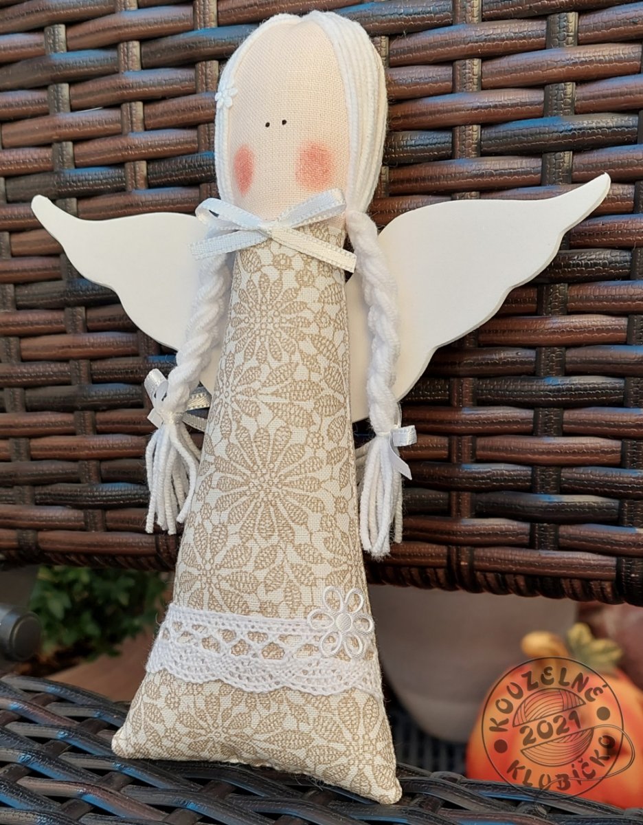 Andělka smetanová s květy a lístky