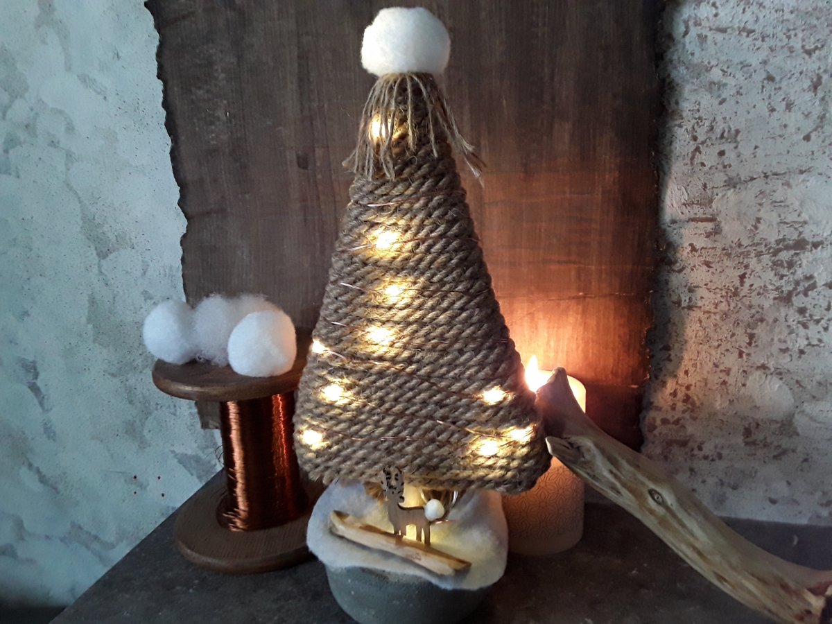 Stromeček v betonu "Svítící se sobíkem"