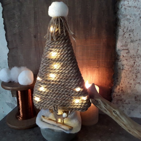 Stromeček v betonu "Svítící se sobíkem"