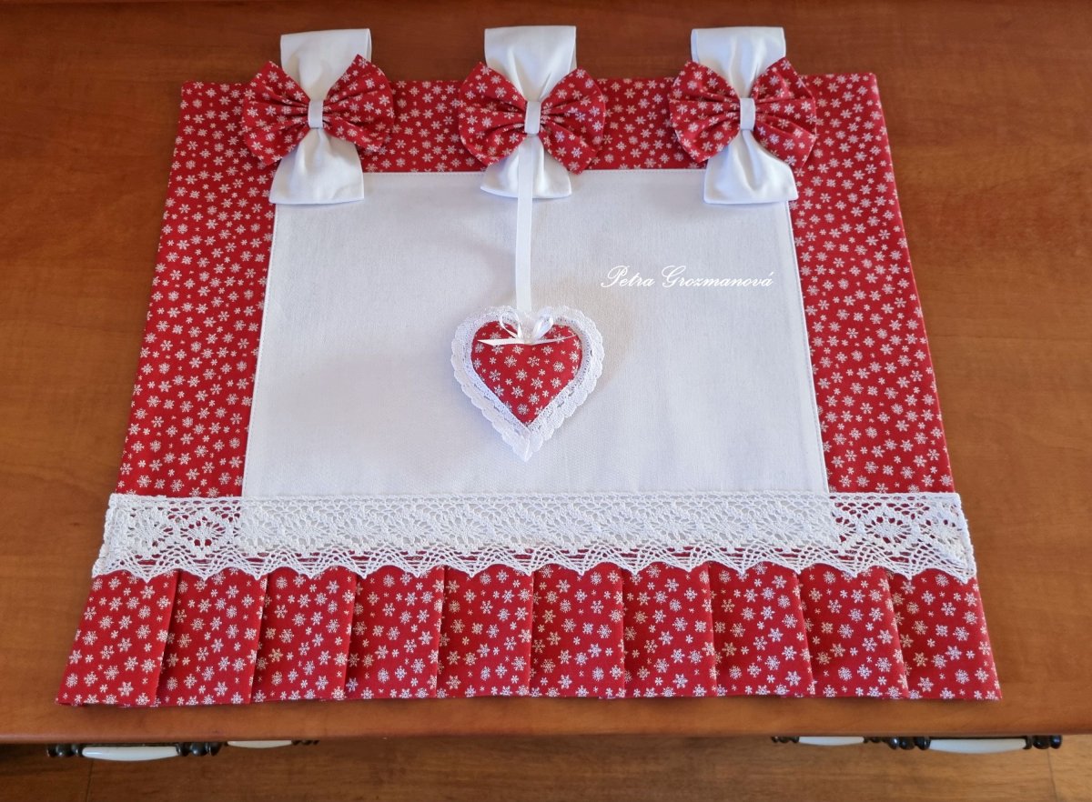 Závěs na troubu s motivem bílých vloček, lemovaný bílou krajkou šíře 45 mm