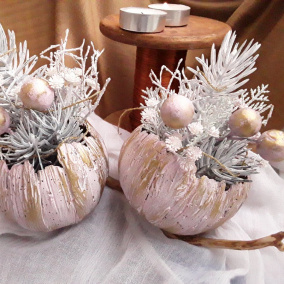 Beton-svícen s přízdobou "Pudr.růž.+zlatá"