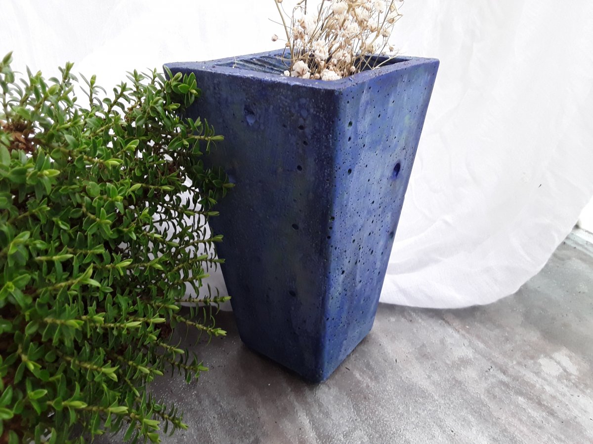 Betonový květináč do modra " Kónický tvar "