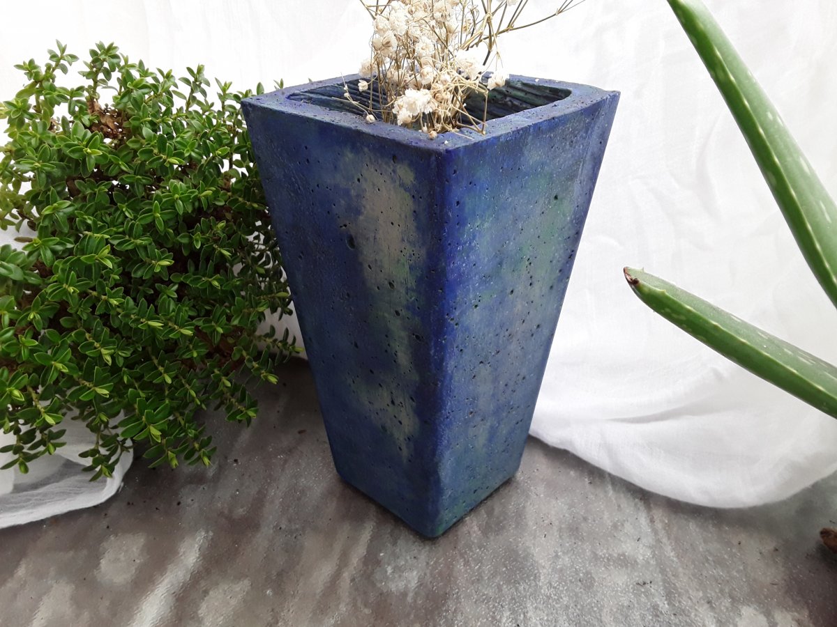 Betonový květináč do modra 