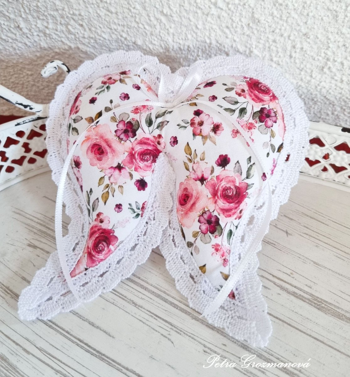 Andělská křídla, lemovaná bílou krajkou šíře 15 mm