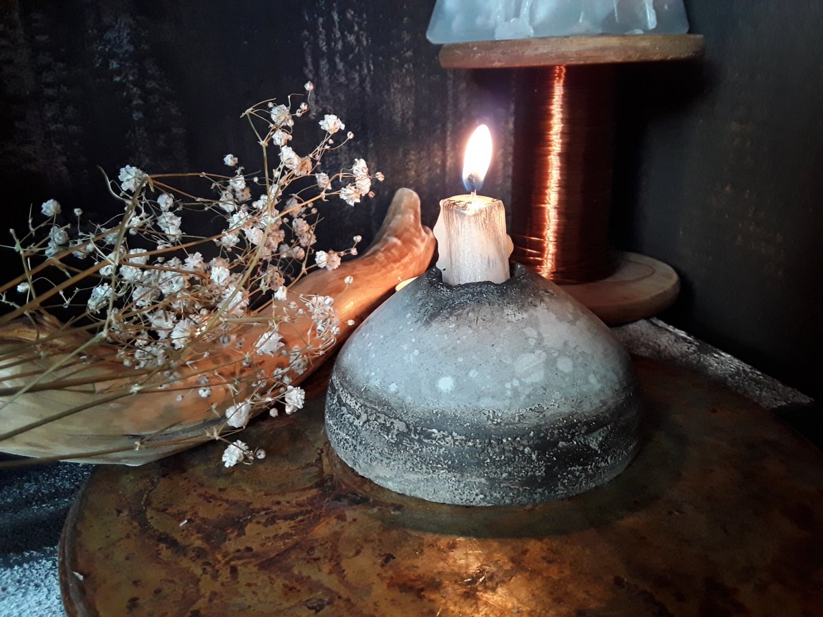 Betonový stojan na štíhl. svíčku "Struktura+patina