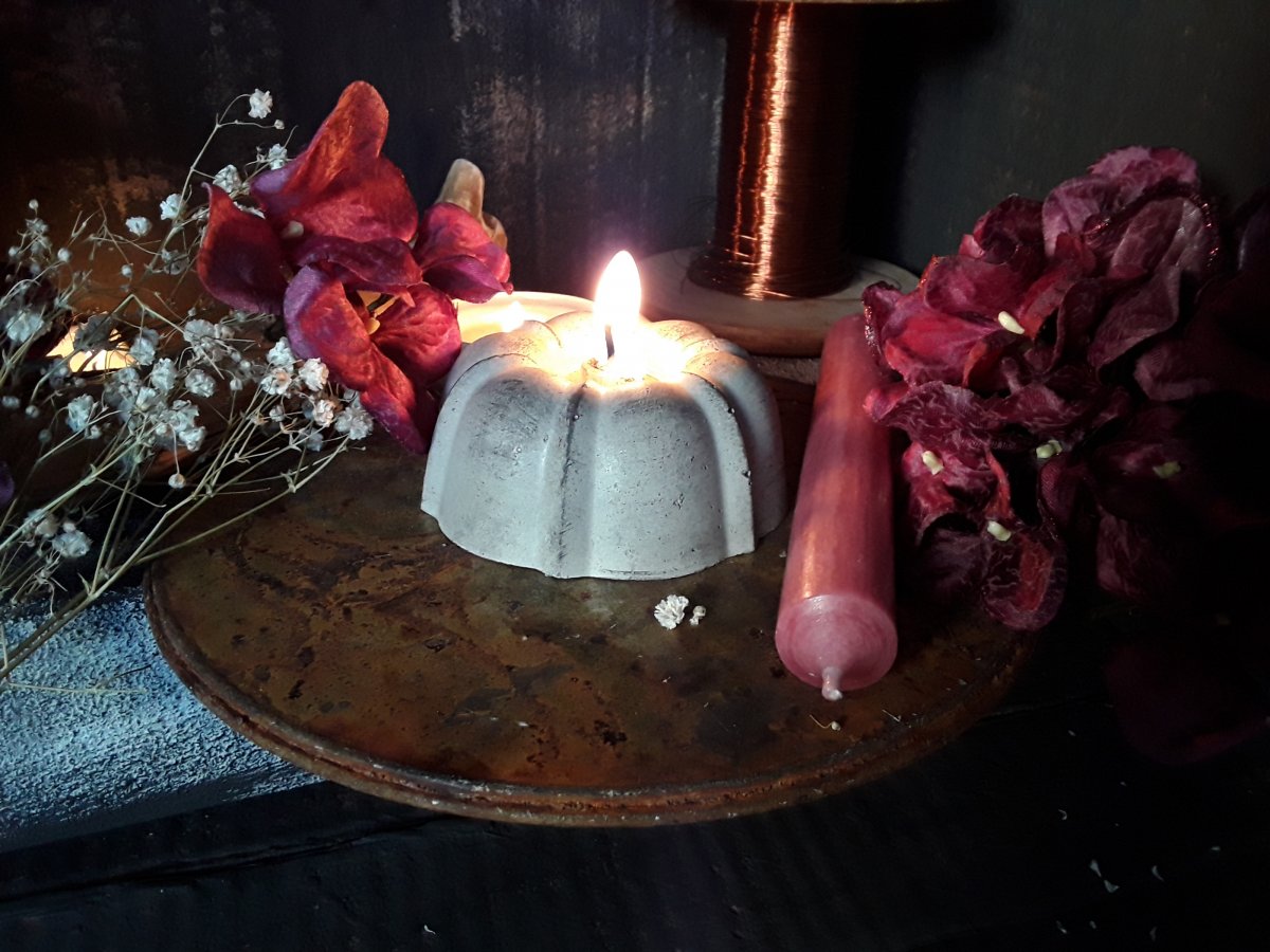 Betonová bábovička-stojan "Patina"