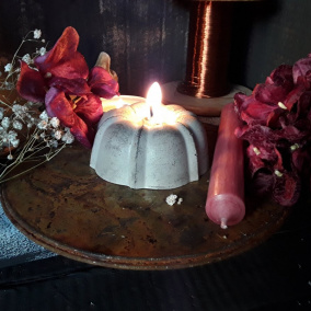 Betonová bábovička-stojan "Patina"