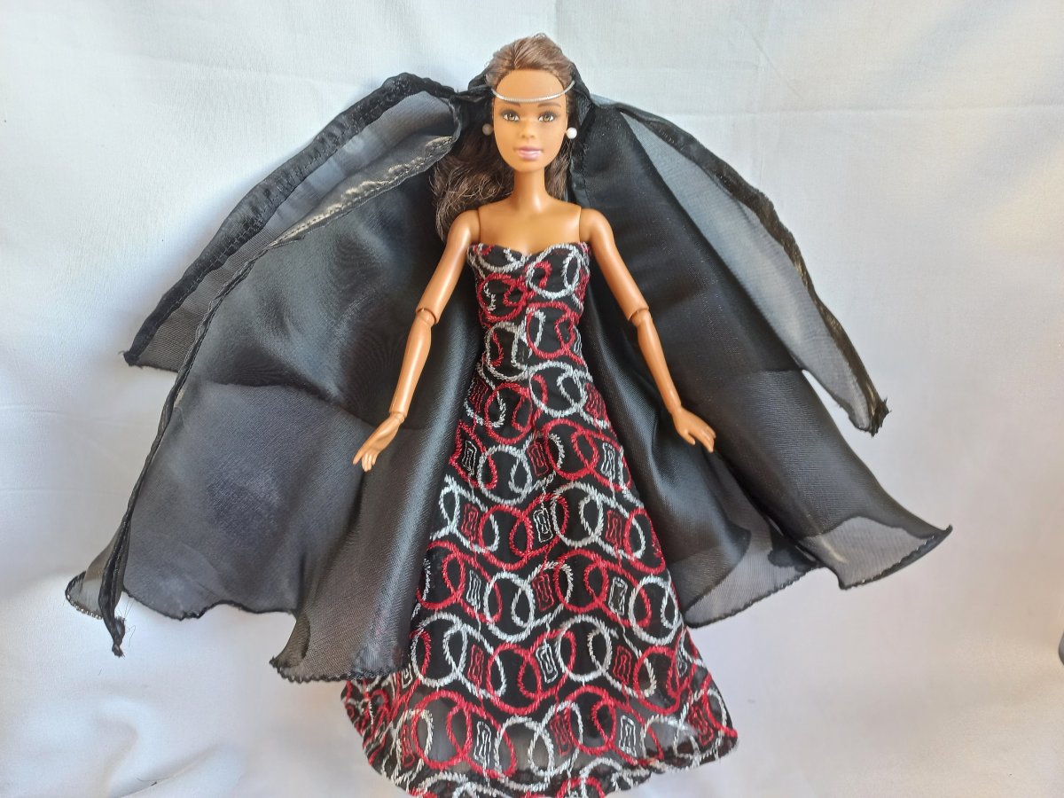 černé šaty se závojem