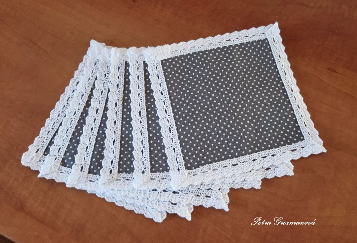 Prostírání pod hrníčky s lemovanou krajkou šíře 15 mm