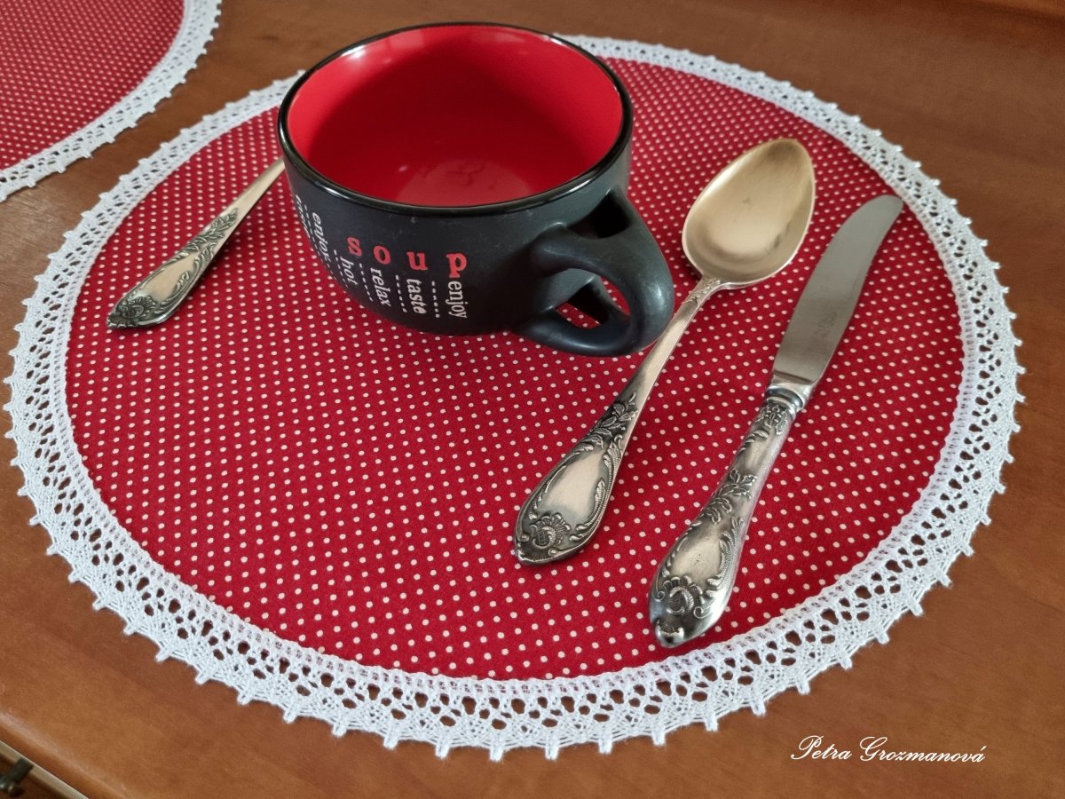 Prostírání v červeném provedení s motivem bílých puntíků, lemované bílou krajkou šíře 20 mm