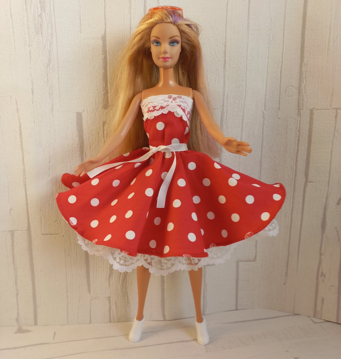 červené šatičky s bílými puntíky pro panenku Barbie