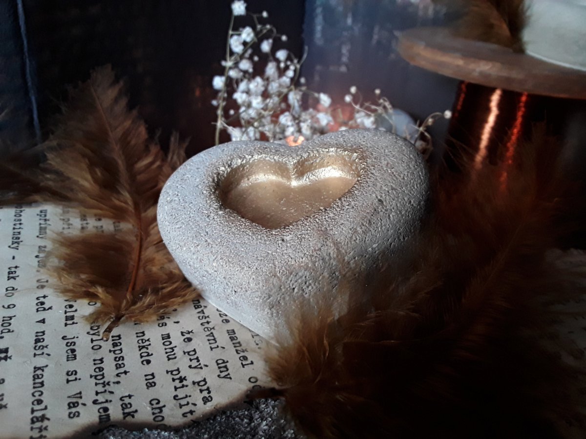 Beton-magnetka-srdce " Přírodní+zlatý střed"