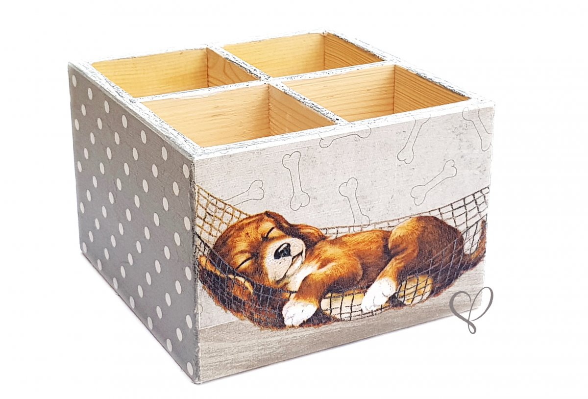 dřevěný stojánek na pastelky pejsek na houpačce