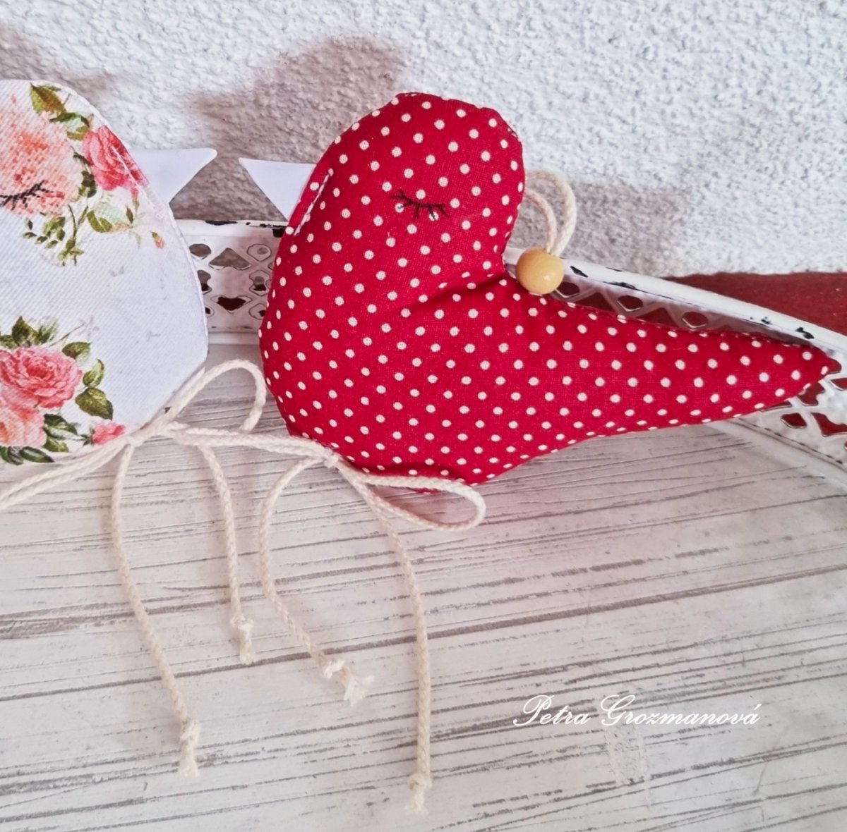 Dekorační ptáček k zavěšení.