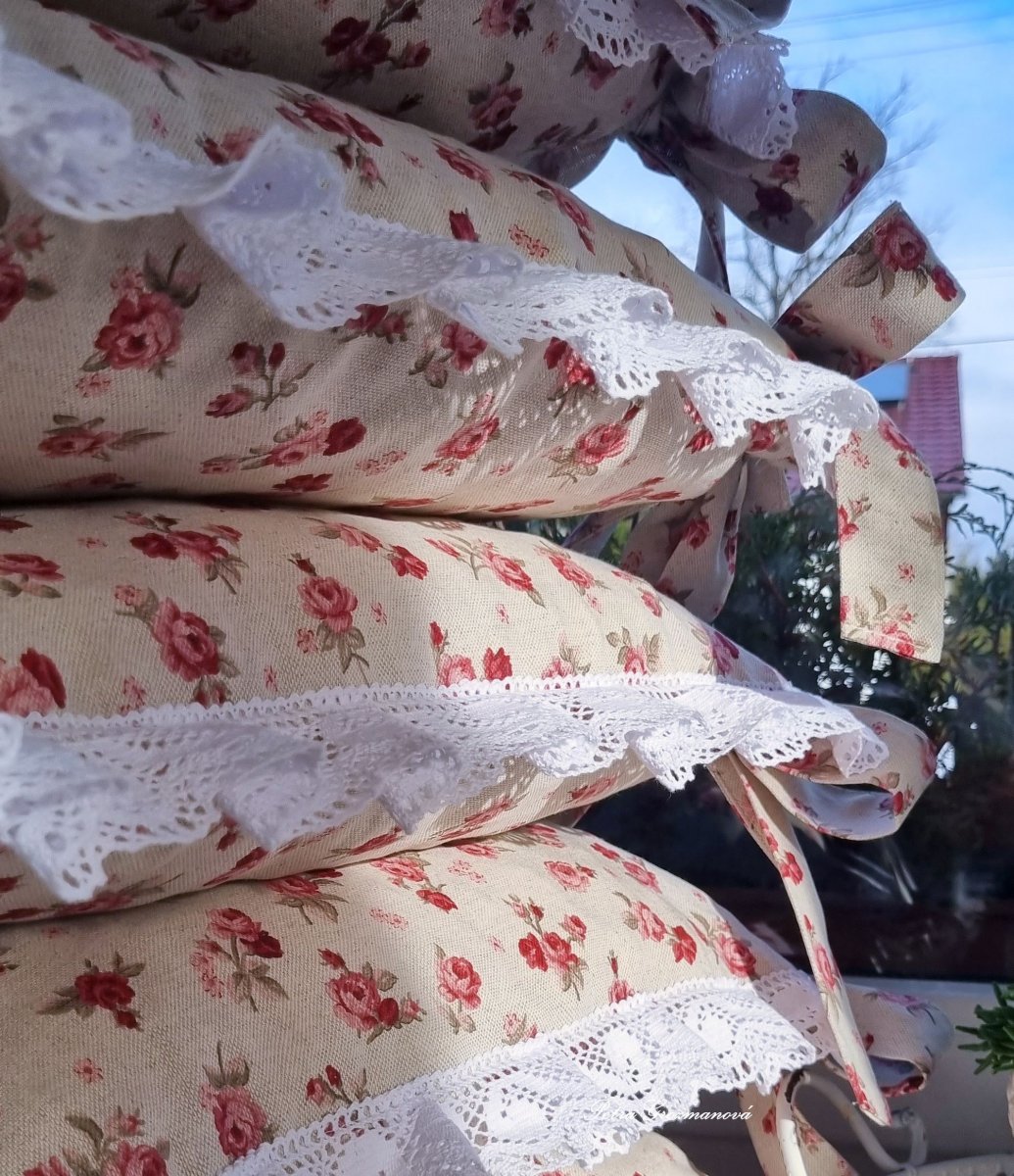 Sedák v přírodním provedení s motivem  růžiček, lemované krajkou šíře 45 mm 