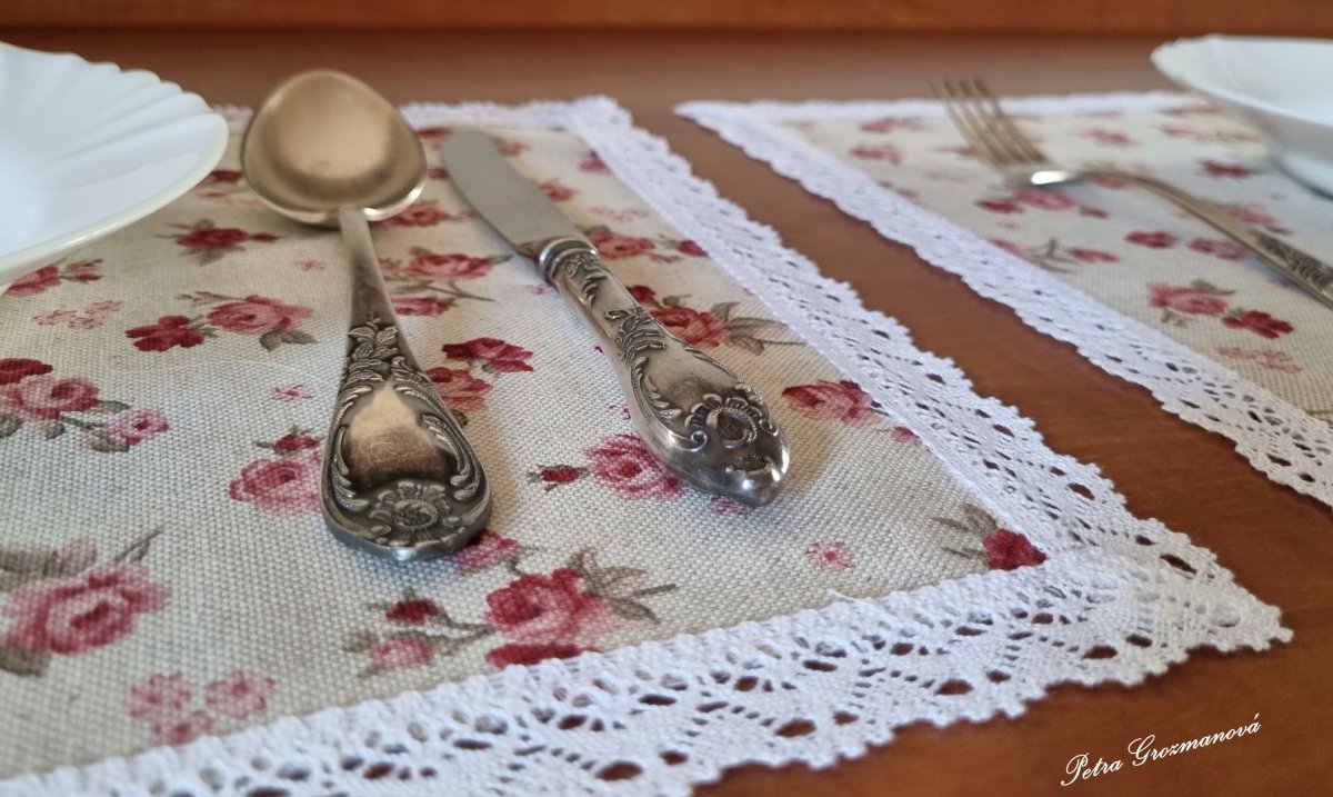Dekorační prostírání s motivem růží, lemované bílou krajkou šíře 25 mm