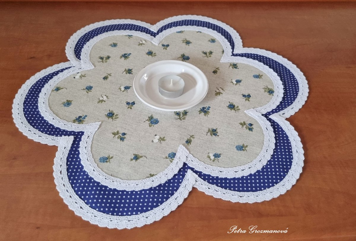 Prostírání ve tvaru květin s paličkovanou krajkou šíře 15 mm
