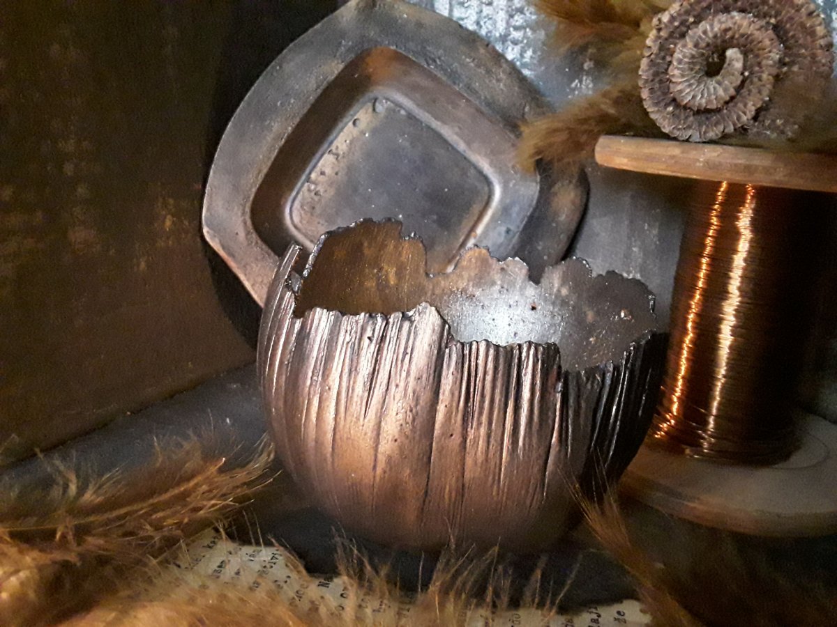 Beton-květináč s podmiskou "Imitace bronzu"