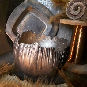 Beton-květináč s podmiskou "Imitace bronzu"