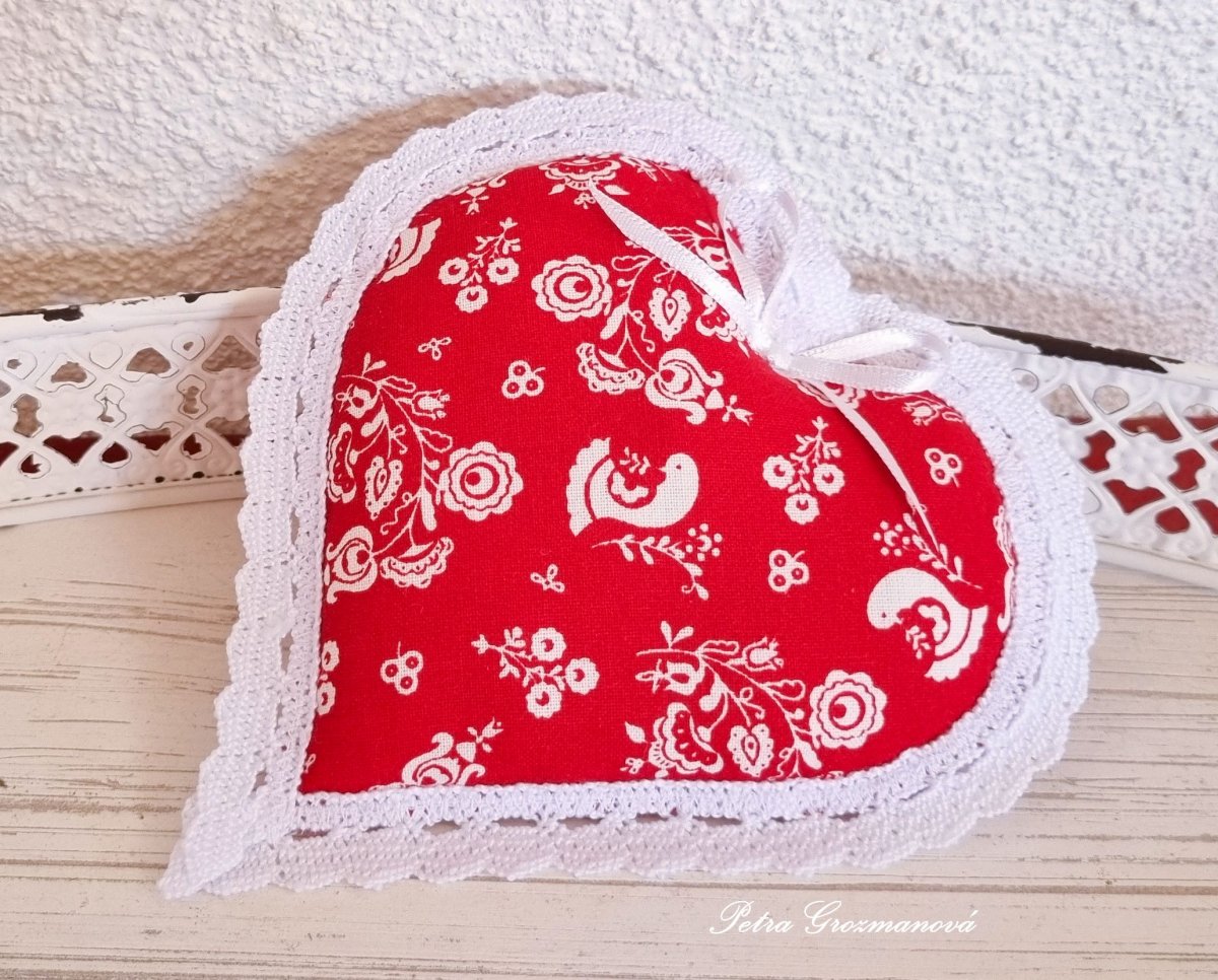 Srdíčko lemované bílou krajkou šíře 15 mm