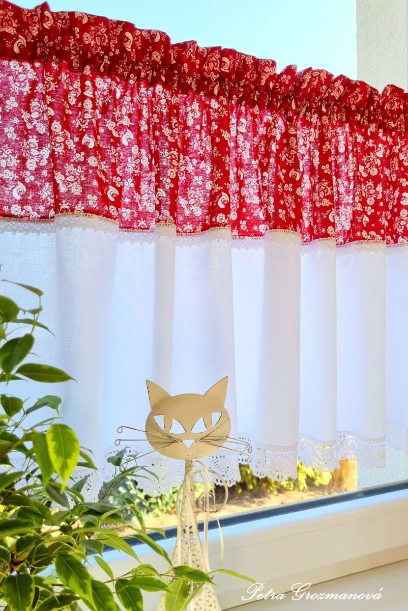 Záclonka kombinovaná s folklorním motivem, lemovaná bílou krajkou šíře 45 mm, 20 mm