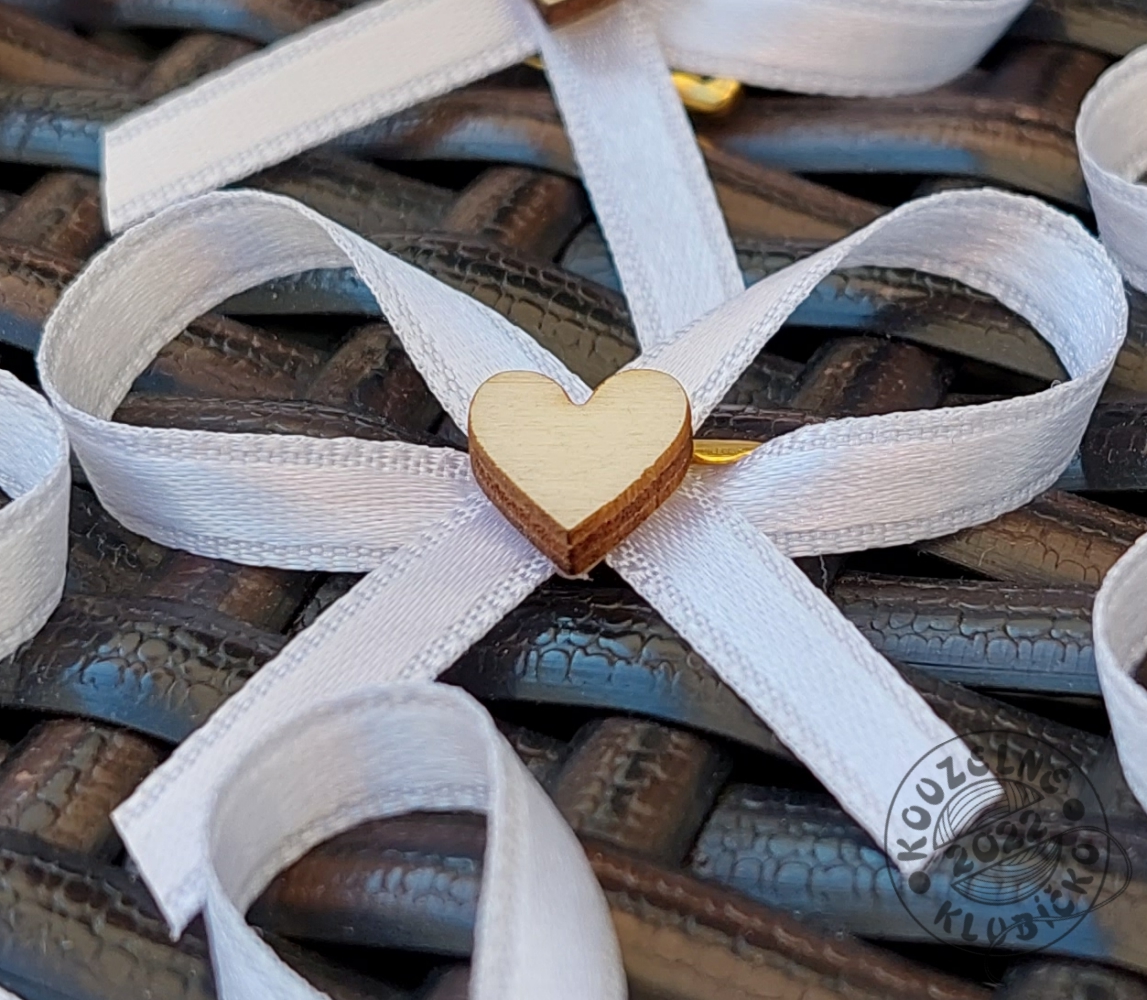 Svatební vývazek jednoduchý bílý s MINI srdíčkem a zavíracím špendlíkem