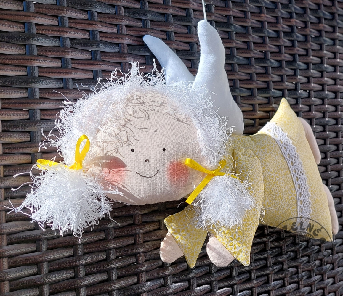 Andělka letící žlutá s bílými kvítky