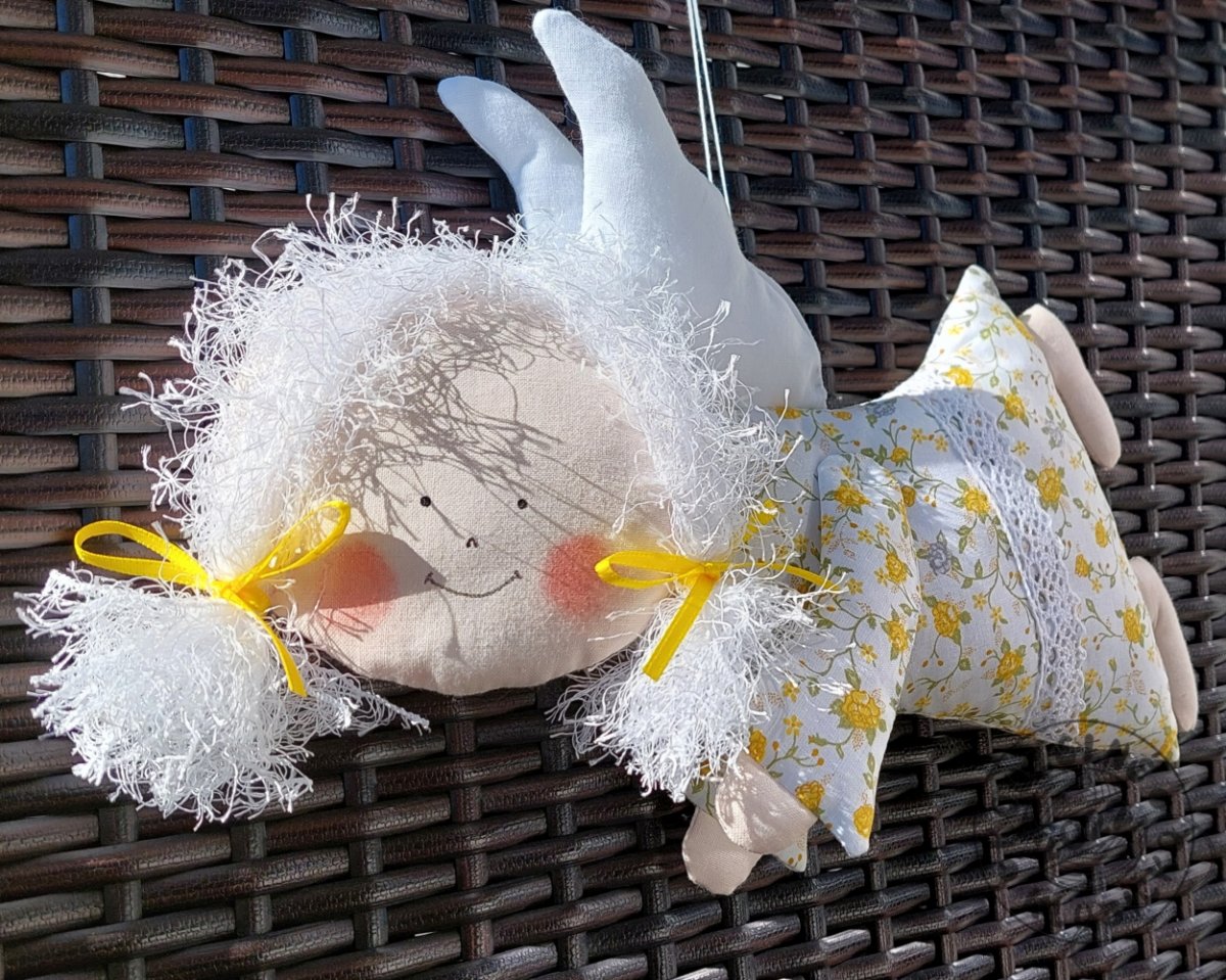 Andělka letící se žlutými a šedými růžičkami