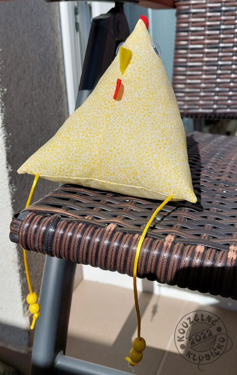 Slepička sedící vysoká 16 cm s kvítky