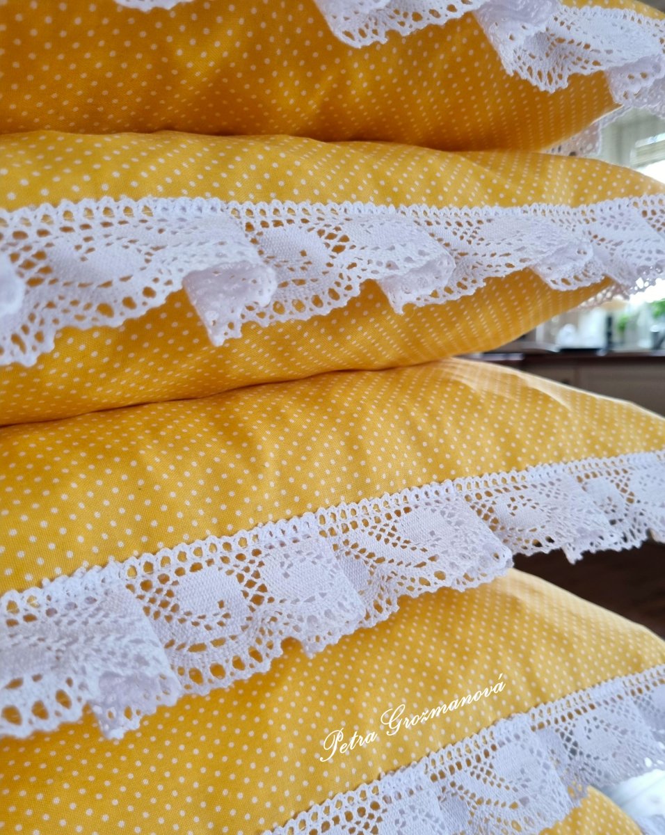 Sedák včetně výplně, lemovaný krajkou šíře 45 mm 