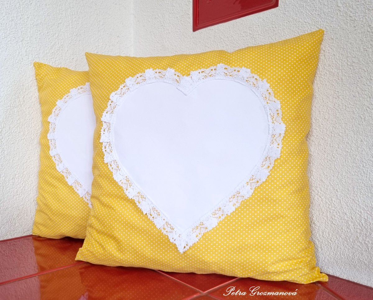 Polštář včetně výplně s motivem bílých puntíků s aplikací srdce.