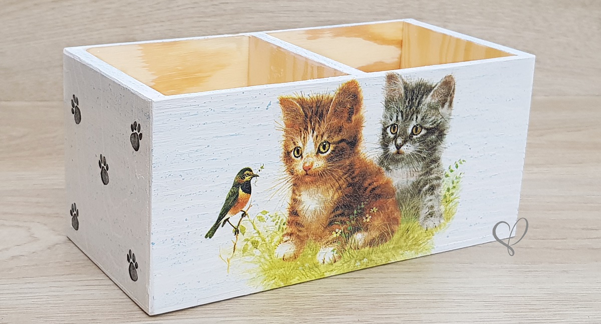 dřevěný stojánek na tužky koťata