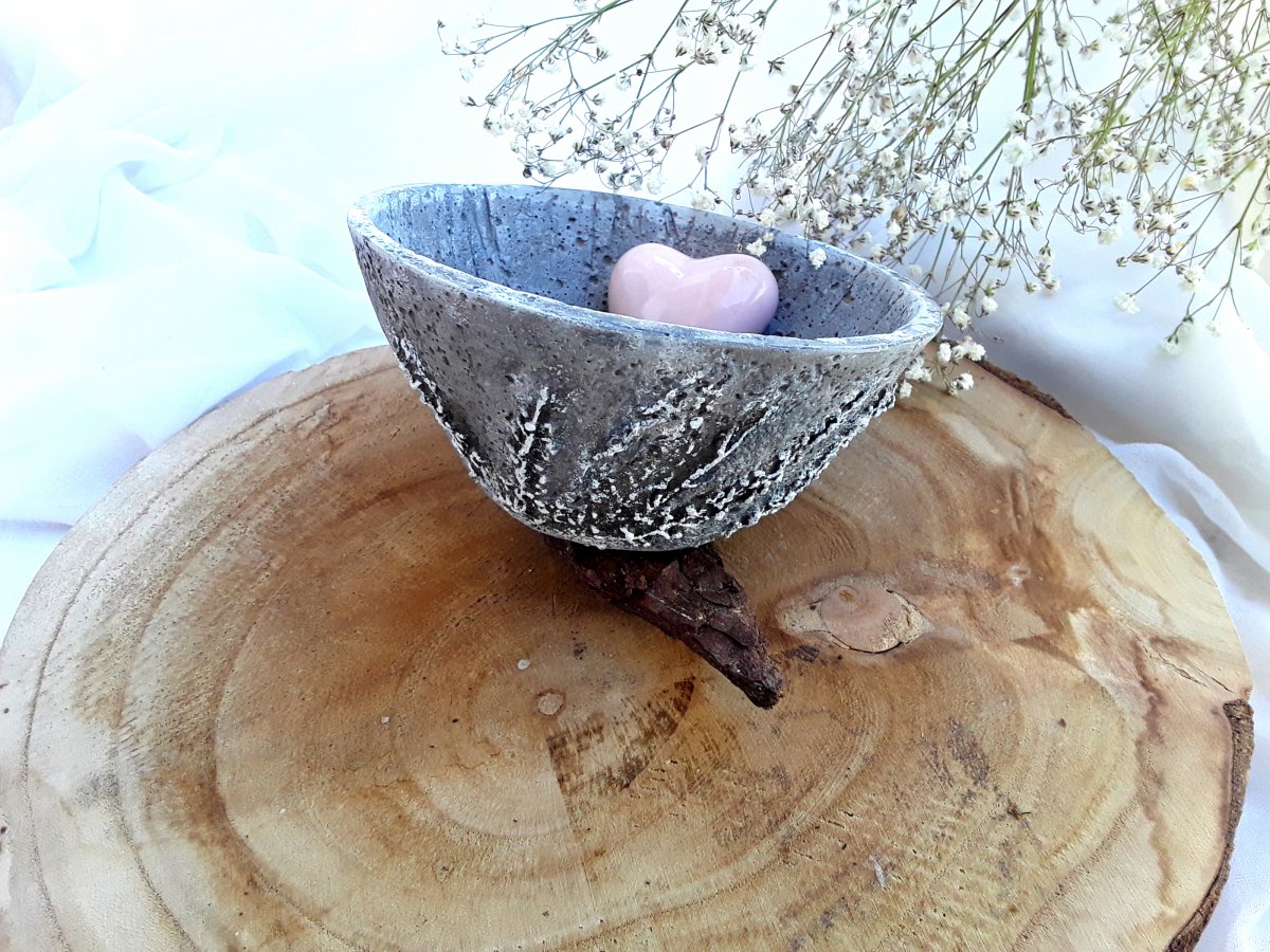 Betonová miska "Otisk vřesu a bedrníčku 3D"