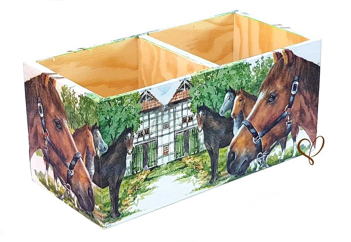 dřevěný stojánek na tužky koně u stáje