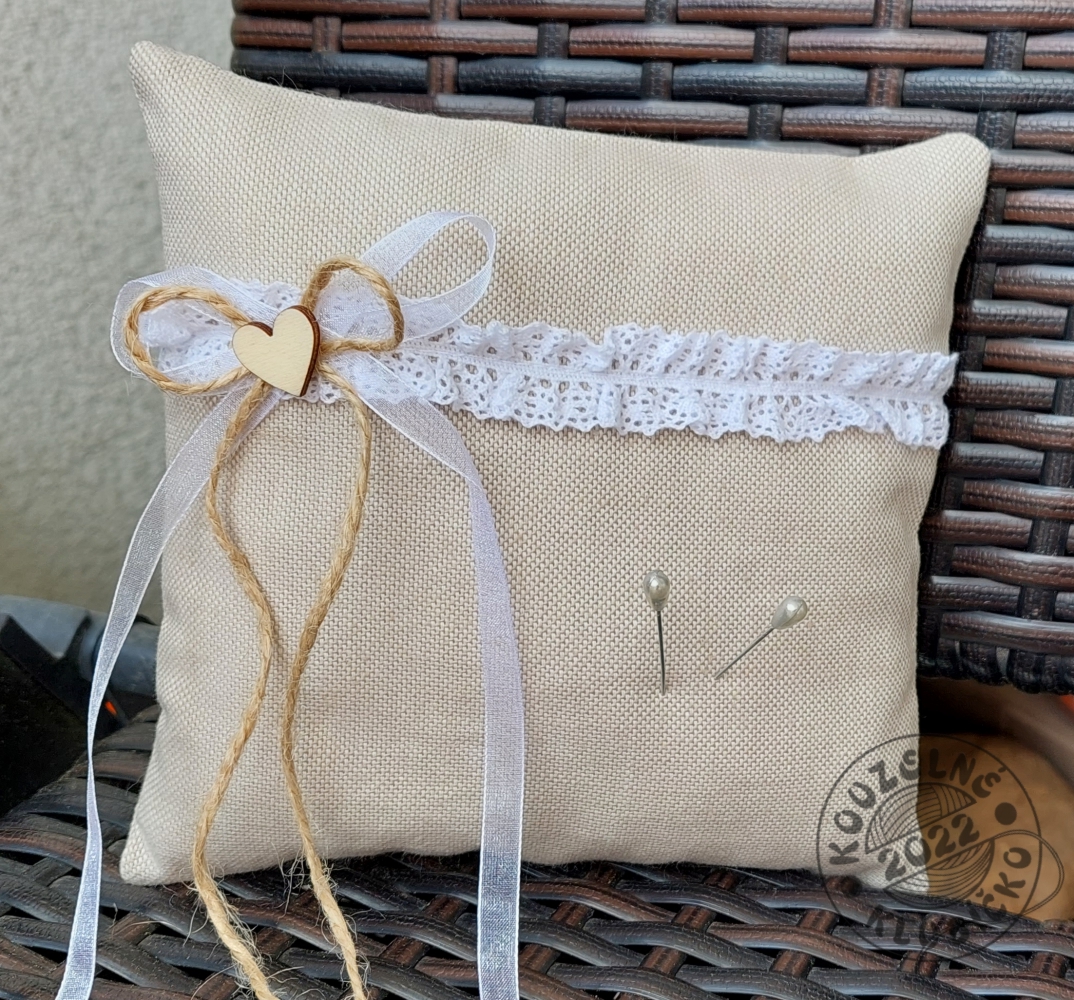 Polštářek pod prstýnky - režný se srdíčkem 15 mm