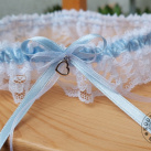 Krajkový podvazek 40 mm s modrou stužkou a srdíčkem