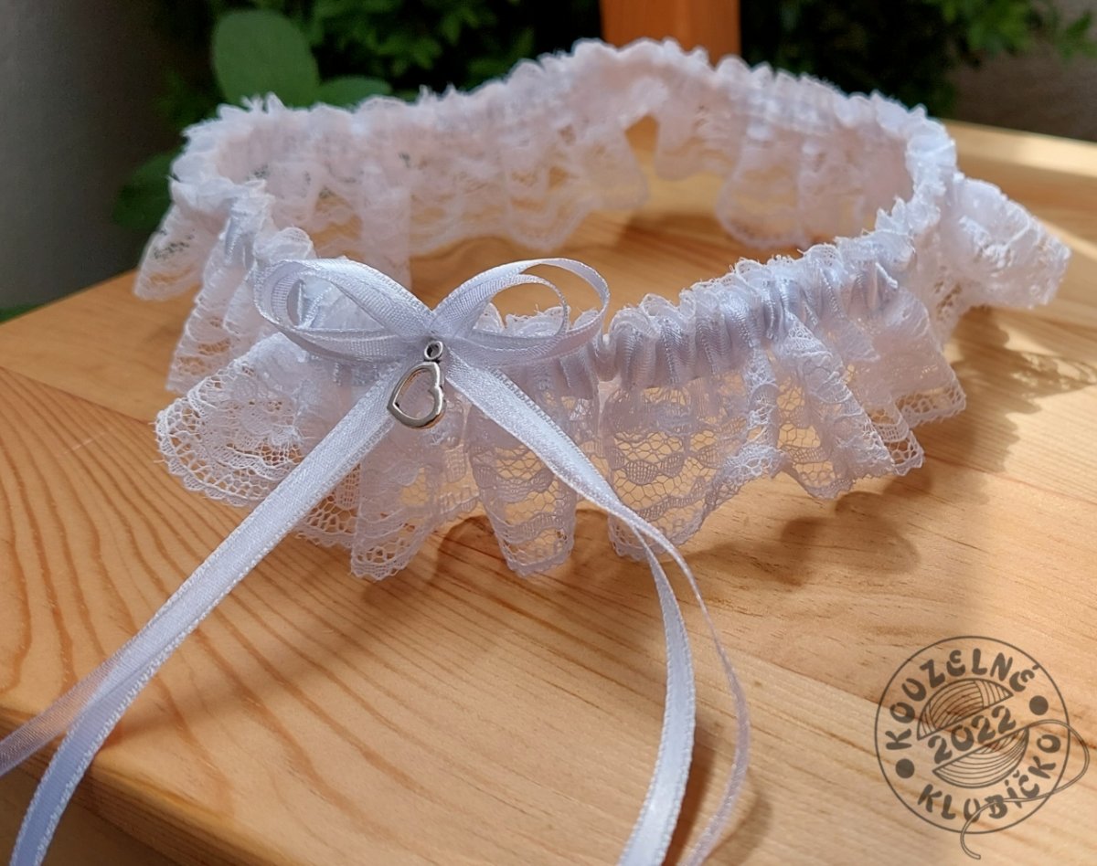 Krajkový podvazek 40 mm s bílou stužkou a srdíčkem