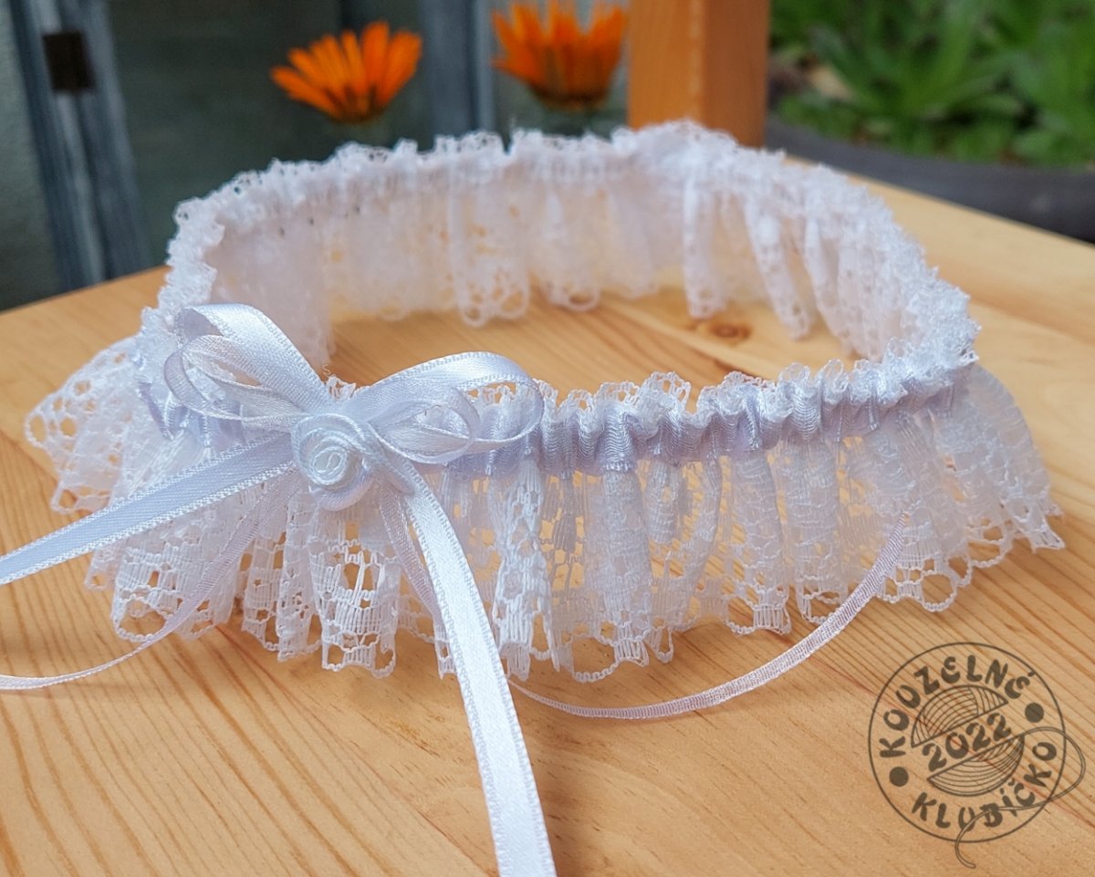 Krajkový podvazek 39 mm s bílou růžičkou