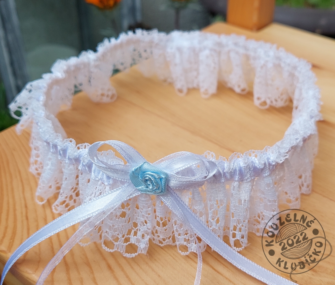 Krajkový podvazek 39 mm se světle modrou růžičkou