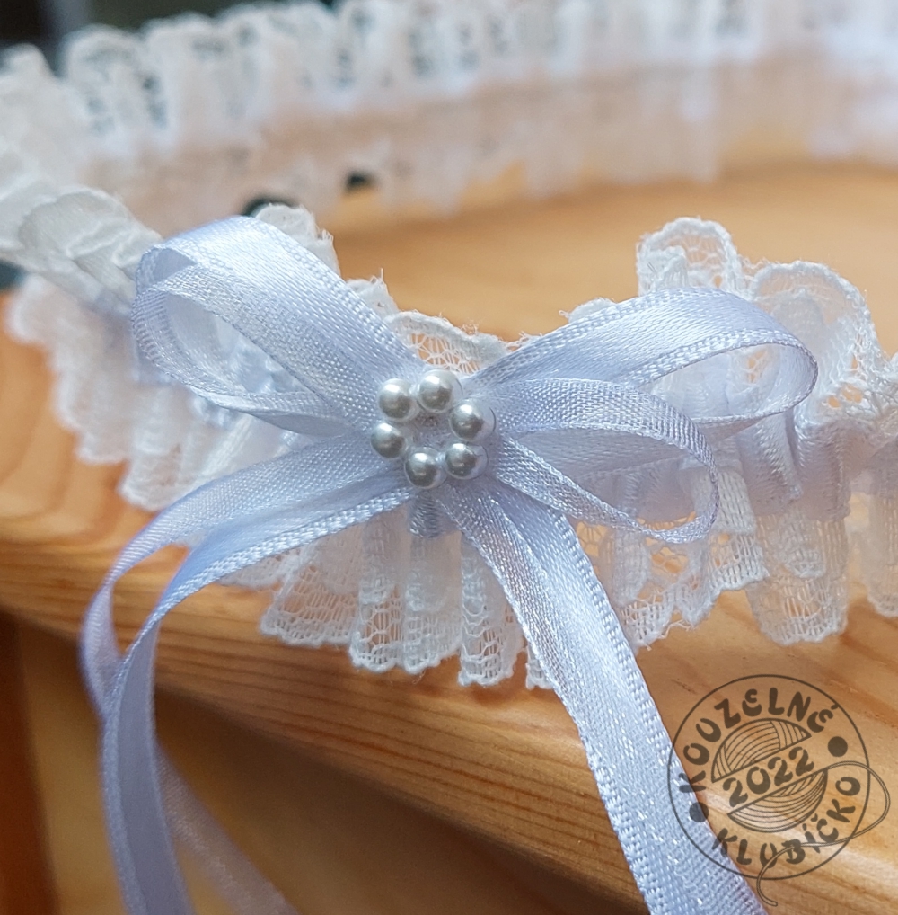 Krajkový podvazek 30 mm s bílou stužkou a věnečkem