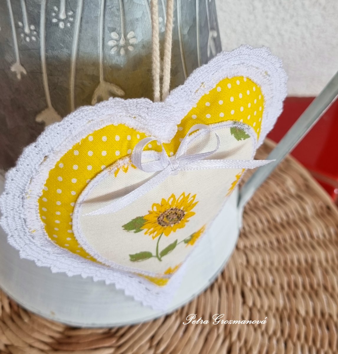 Srdíčko lemované bílou krajkou 