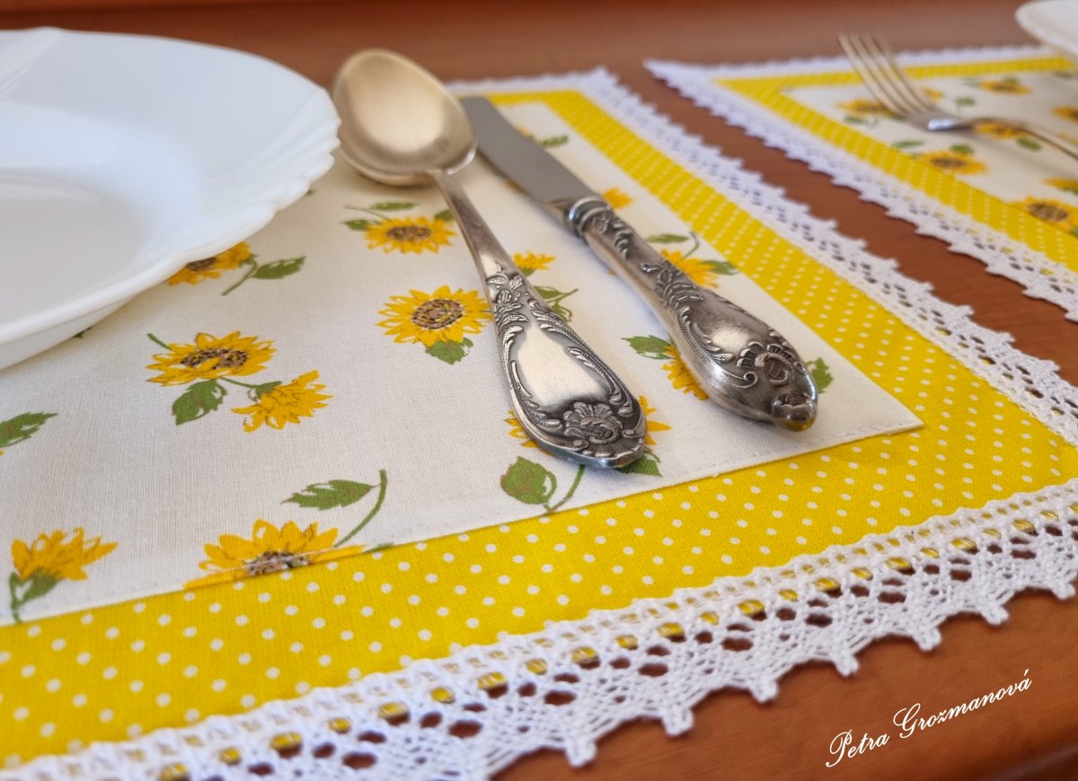 Dekorační prostírání, lemované bílou krajkou šíře 25 mm