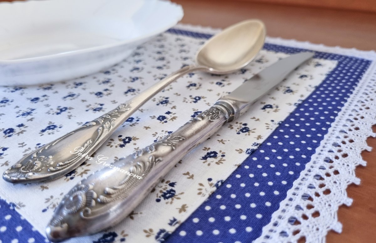 Dekorační prostírání, lemované bílou krajkou šíře 25 mm