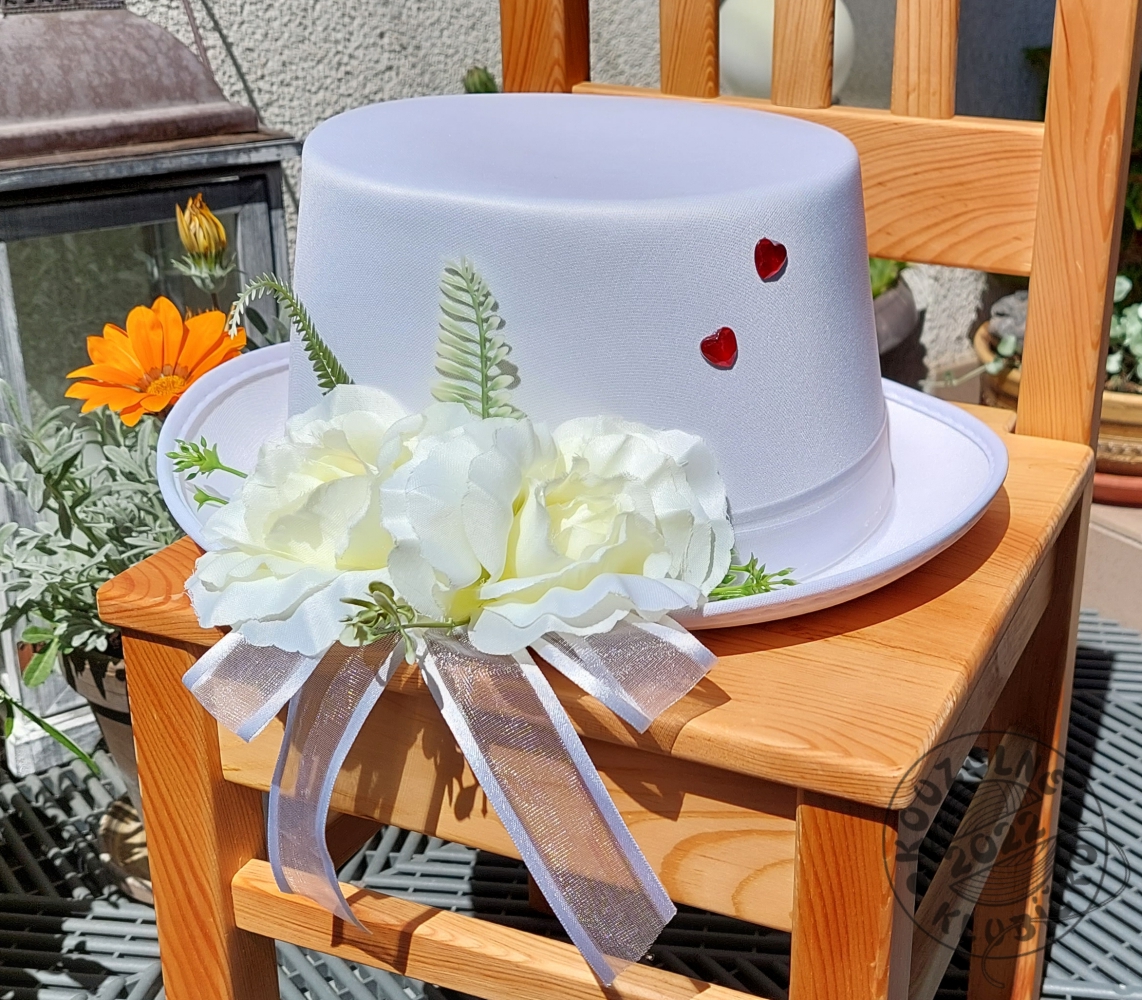 Cylindr na auto bílý zdobený růžemi a srdíčky