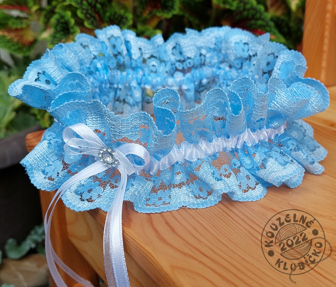 Modrý podvazek 75 mm s bílou stužkou a kamínkem