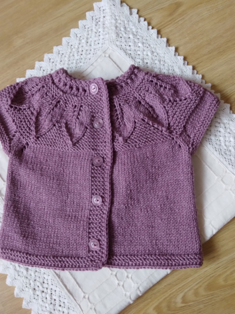 Ručně pletený kabátek bez rukávů šeříkový s lístečky 3-6 měsíců