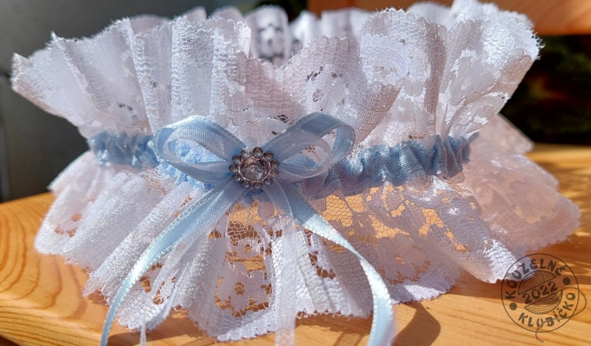 Krajkový podvazek 75 mm s modrou stužkou a kamínkem