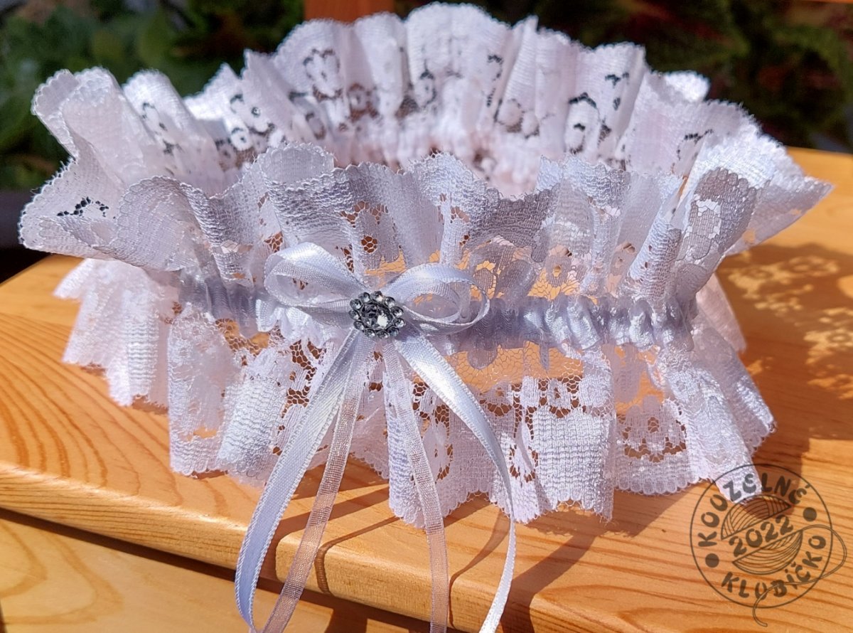 Krajkový podvazek 75 mm s bílou stužkou a kamínkem