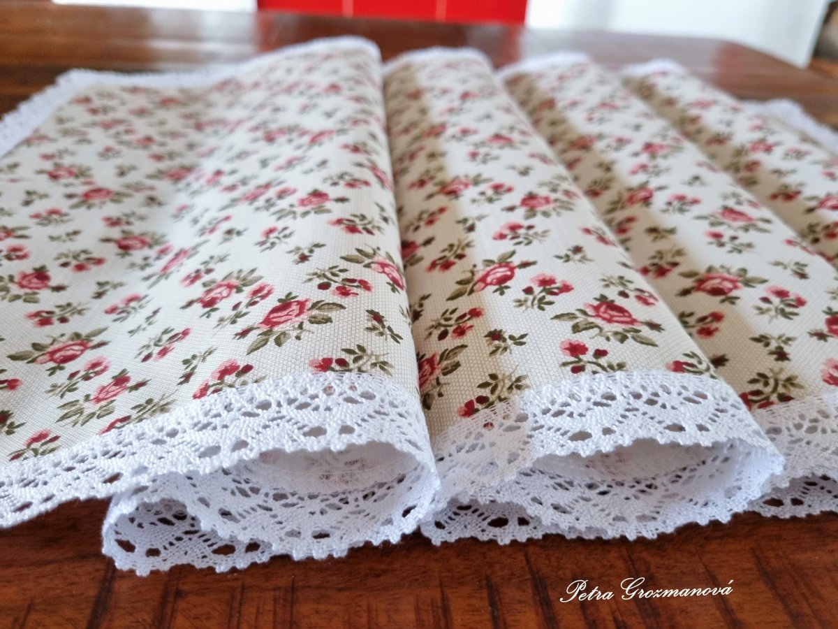 Běhoun v přírodním provedení s motivem růží, lemovaný bílou krajkou šíře 25 mm