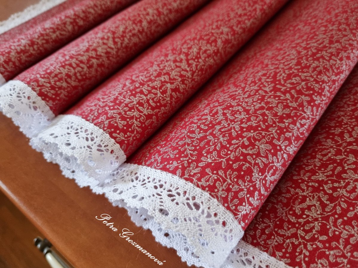 Běhoun ve Vánočním provedení, lemovaný bílou krajkou šíře 25 mm